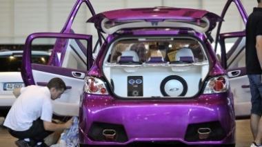 Rumori e auto a tutto gas accanto al cimitero