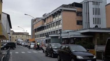 Ubriaco all'ospedale picchia una guardia giurata e minaccia i militari: arrestato