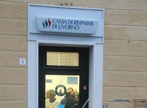 Calzamaglia e trincetto,rapina in banca in via San Andrea