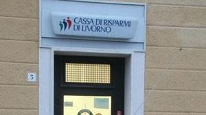 Calzamaglia e trincetto,rapina in banca in via San Andrea