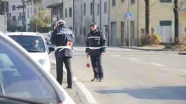 Guidava ubriaco l'auto senza assicurazione