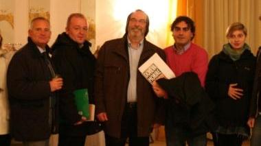 Al centro con la barba il giornalista Sandro Provvisionato
