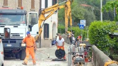 Tecnici di Publiacqua al lavoro sulla rete idrica