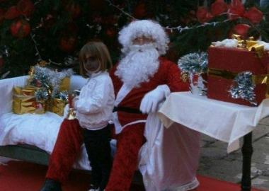 Babbo Natale distribuisce i regali 
