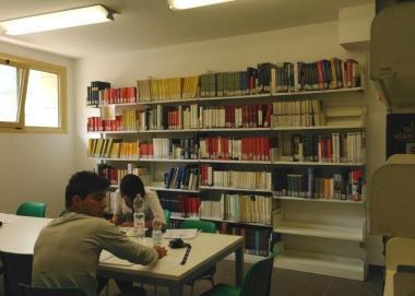 Linterno di una biblioteca 