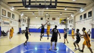 Un’azione del Basket Donoratico