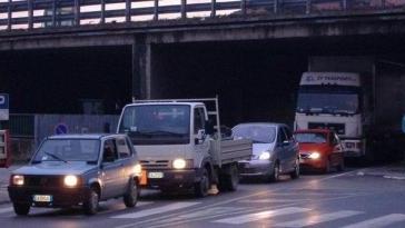 Traffico intenso di auto e camion ad Altopascio (Vip)