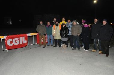 Il presidio di ieri notte davanti lazienda  