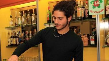 Pietro Gentili dietro al bancone del circolo Arci di Margine Coperta
