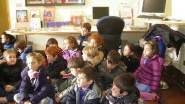 Gli alunni durante la visita alla biblioteca comunale