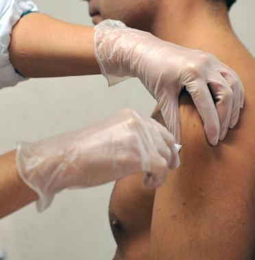 Un medico compie la vaccinazione su un paziente       