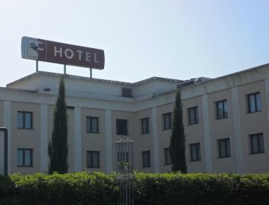 Lhotel 4 stelle lungo la Fi-Pi-Li che ha chiuso i battenti  