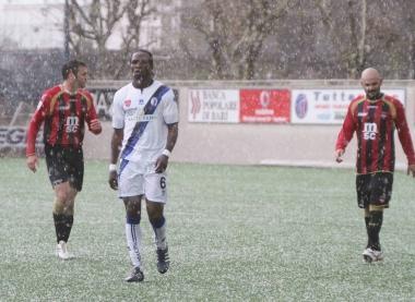Ken Obodo e i rossoneri sorpresi dalla grandine 