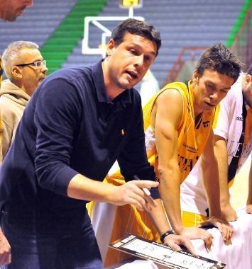 Coach Giovanni Bassi durante un timeout 
