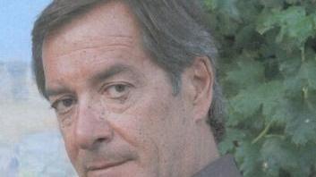 <b>L’AUTORE...</b> Un bel primo piano di Angelo Dionigi Fornaciari, architetto con la passione per la scrittura <b>...E IL LIBRO</b> La copertina di «Questo mio dolcissimo mare», appena uscito per Pezzini