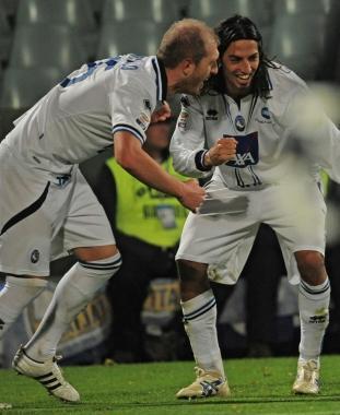 <b>DANZA DI GIOIA.</b> Masiello balla con Schelotto dopo il gol 