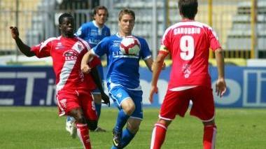 A destra un’azione del derby col Grosseto del 30 maggio del 2010
