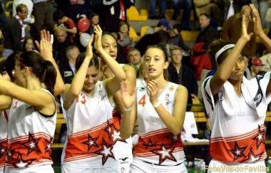 Le ragazze del Basket Le Mura salutano il pubblico a termine di una gara e a destra Andrade in azione 