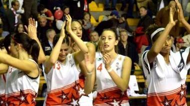Le ragazze del Basket Le Mura salutano il pubblico a termine di una gara e a destra Andrade in azione
