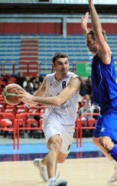 Cavallaro in azione e (a destra) Giarelli a colloquio con coach Massimo Angelucci 