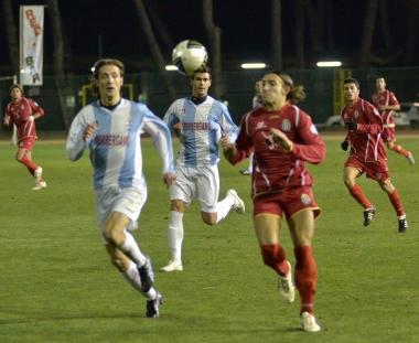 Cesarini cerca di sfuggire alla marcatura di un difensore della Tritium 