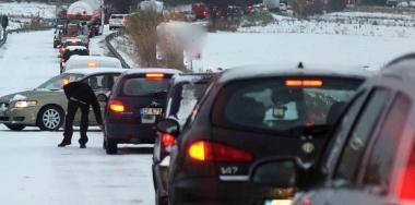 Un tratto della superstrada Firenze-Pisa-Livorno durante la nevicata dello scorso anno: molti veicoli rimasero bloccati perch&eacute; sprovvisti di catene 