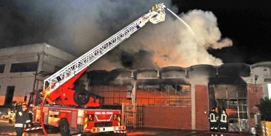 I mezzi dei vigili del fuoco nel piazzale di via Rubattorno 