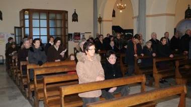 La chiesa di Filicaia, sabato: donne a sinistra, uomini a destra