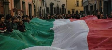 Sopra un momento della celebrazione della Festa della Toscana al conservatorio Santa Chiara; a destra il corteo per le strade del centro storico  