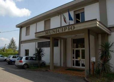 Il palazzo comunale di Tresana e il sindaco Oriano Valenti       