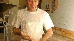 Piero Capecchi (a destra) nel suo forno di Capostrada