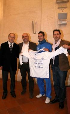 Due immagini dei “tristi” festeggiamenti per il centenario