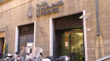 La sede della banca rapinata ieri mattina