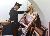 Un carabiniere esamina un gruppo di opere darte 