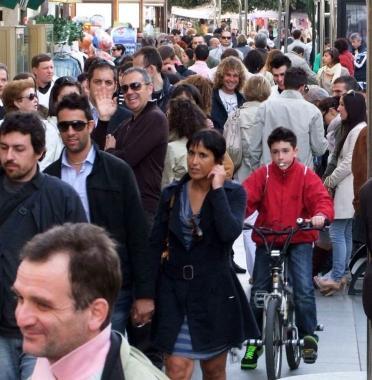 Turisti a San Vincenzo in un giorno di festa   