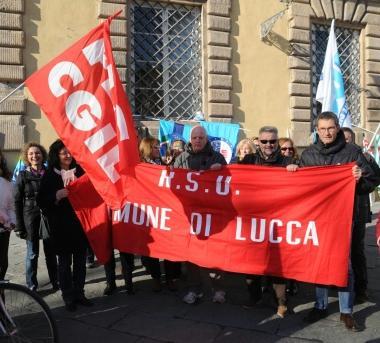 Il presidio davanti Palazzo Orsetti e a destra quello in piazza Grande
