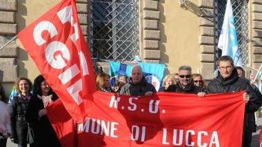 Il presidio davanti Palazzo Orsetti e a destra quello in piazza Grande