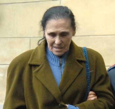 Mamma Ebe mentre esce dal tribunale di piazza del Duomo A destra, don Sebastien in aula con il suo legale Fausto Malucchi 