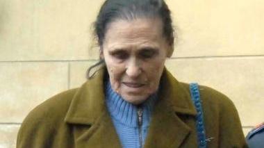 Mamma Ebe mentre esce dal tribunale di piazza del Duomo A destra, don Sebastien in aula con il suo legale Fausto Malucchi