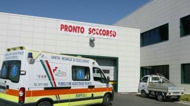 Sotto l’abitazione della famiglia Vezzosi a Montespertoli e a destra il pronto soccorso di Empoli