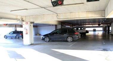 Ecco come si presentavano ieri i parcheggi del Terminal Bus (a sinistrra) e del Kursaal 