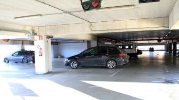 Ecco come si presentavano ieri i parcheggi del Terminal Bus (a sinistrra) e del Kursaal