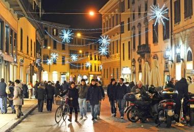 Shopping natalizio in centro. A sinistra lassessore Riccardo Pallini 