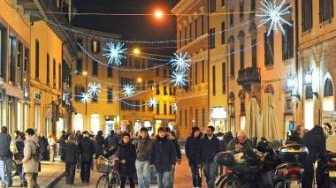 Shopping natalizio in centro. A sinistra l’assessore Riccardo Pallini