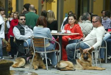 Tavolini fuori dai bar in centro storico 
