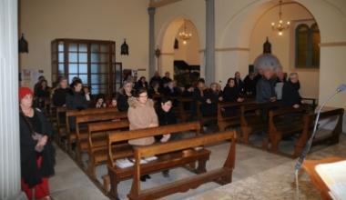 Alla messa a Filicaia uomini e donne in panche separate