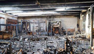 Distrutta dalle fiamme azienda di tappezzeria, bruciato tetto in eternit
