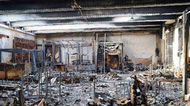 Distrutta dalle fiamme azienda di tappezzeria, bruciato tetto in eternit