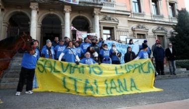Ippica: contro la riforma sit-in con cavallo e sulky davanti al municipio