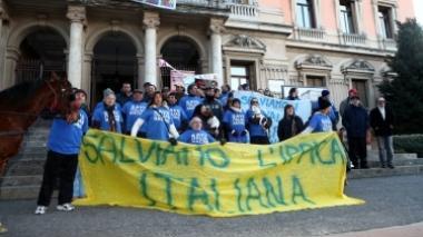 Ippica: contro la riforma sit-in con cavallo e sulky davanti al municipio